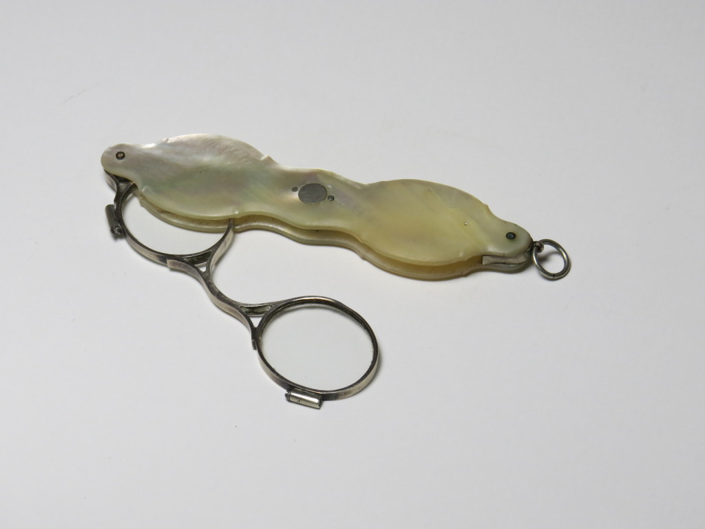 Lorgnette - Mother of pearl
